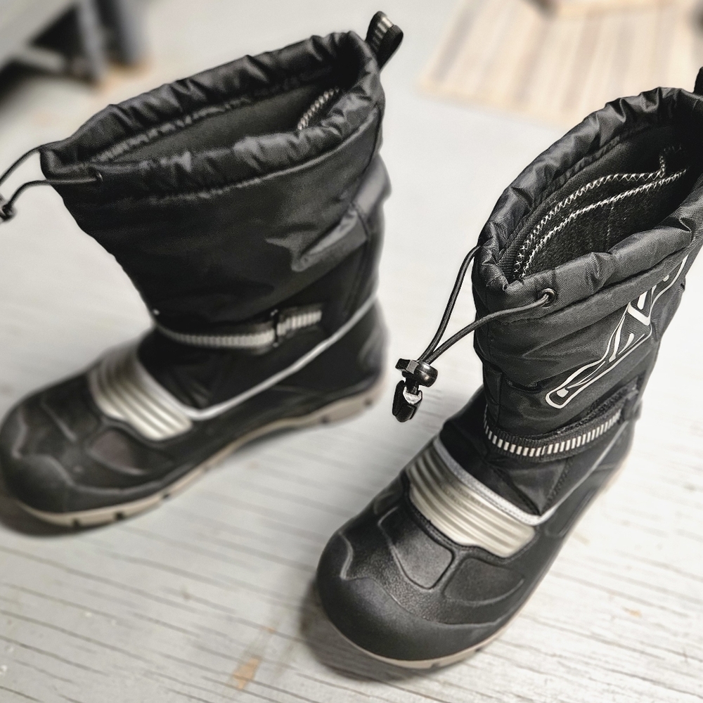 Boys keen snowboots